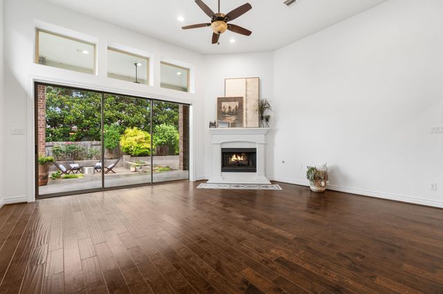915 Holly Chapple Drive, Conroe, TX 77384