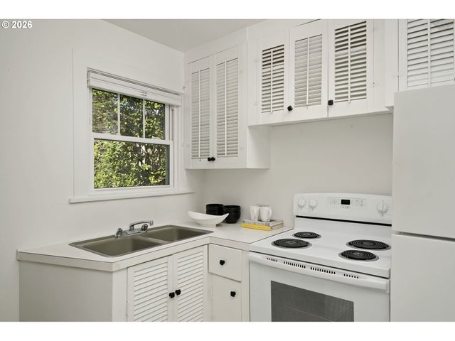4704 Se MADISON St, Portland, OR 97215