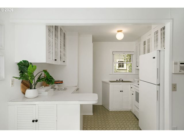 4704 Se MADISON St, Portland, OR 97215