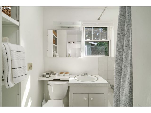 4704 Se MADISON St, Portland, OR 97215