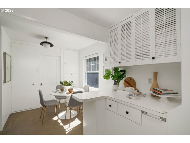 4704 Se MADISON St, Portland, OR 97215