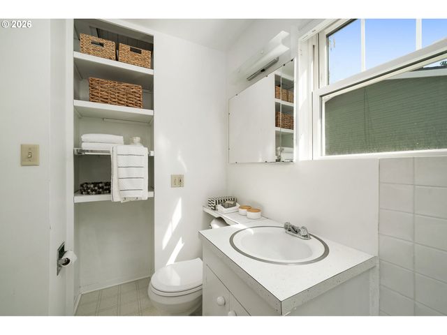 4704 Se MADISON St, Portland, OR 97215