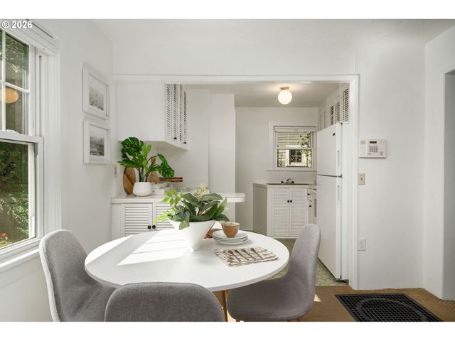 4704 Se MADISON St, Portland, OR 97215