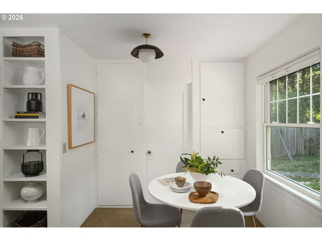 4704 Se MADISON St, Portland, OR 97215
