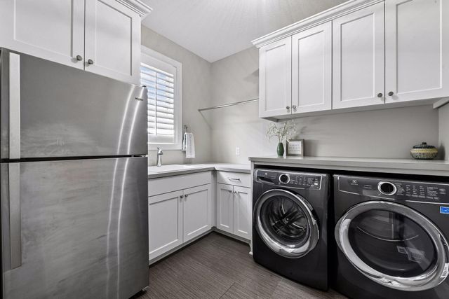 9264 Hawkcrest Court, Chanhassen, MN 55317