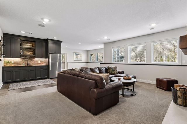 9264 Hawkcrest Court, Chanhassen, MN 55317