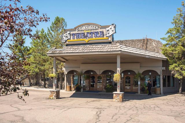 9264 Hawkcrest Court, Chanhassen, MN 55317