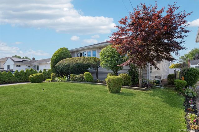 258 Aster Street, Massapequa Park, NY 11762