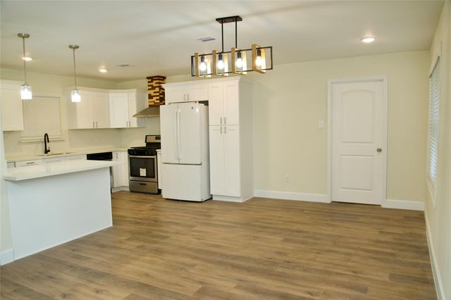 2405 Byron Avenue, Pearland, TX 77581