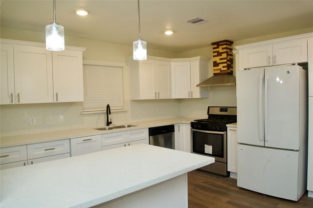 2405 Byron Avenue, Pearland, TX 77581