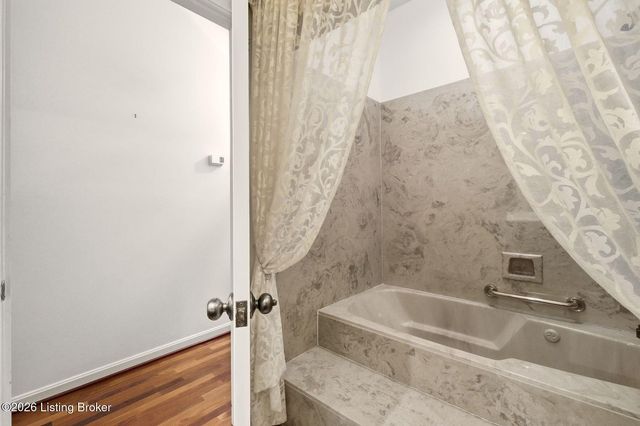 5224 Moccasin Trail, Louisville, KY 40207