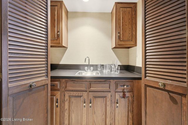 5224 Moccasin Trail, Louisville, KY 40207