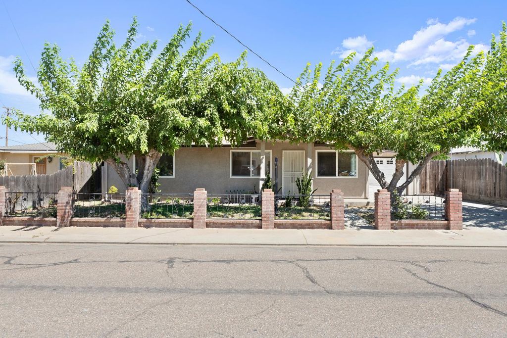 2100 3rd St, Hughson, CA 95326
