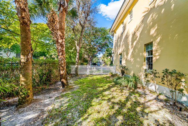 1063 E Heritage Club Circle, Delray Beach, FL 33483