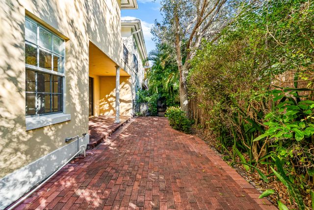 1063 E Heritage Club Circle, Delray Beach, FL 33483