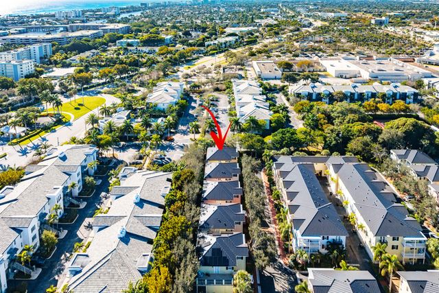 1063 E Heritage Club Circle, Delray Beach, FL 33483