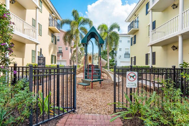 1063 E Heritage Club Circle, Delray Beach, FL 33483