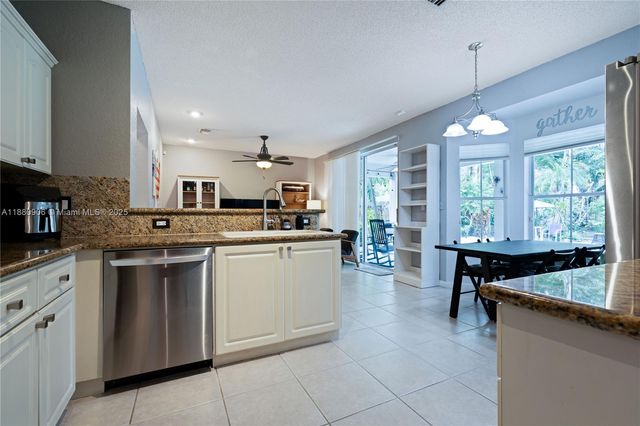 13704 S Garden Cove Cir, Davie, FL 33325