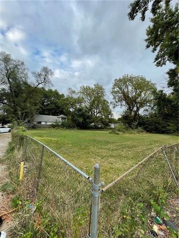 7039, 7041, 7043 College Avenue, Kansas City, MO 64132