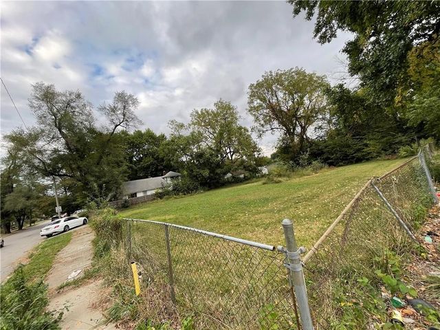7039, 7041, 7043 College Avenue, Kansas City, MO 64132