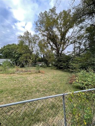 7039, 7041, 7043 College Avenue, Kansas City, MO 64132