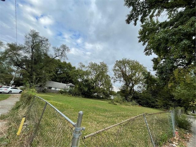 7039, 7041, 7043 College Avenue, Kansas City, MO 64132