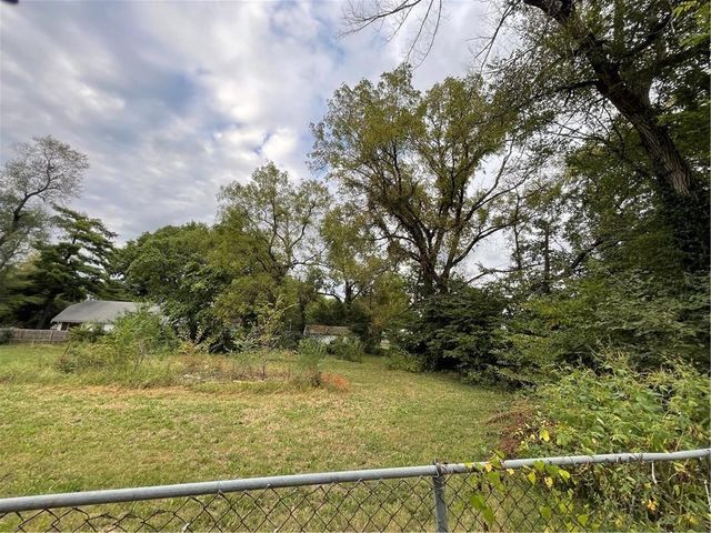 7039, 7041, 7043 College Avenue, Kansas City, MO 64132