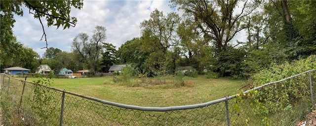 7039, 7041, 7043 College Avenue, Kansas City, MO 64132