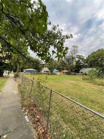 7039, 7041, 7043 College Avenue, Kansas City, MO 64132