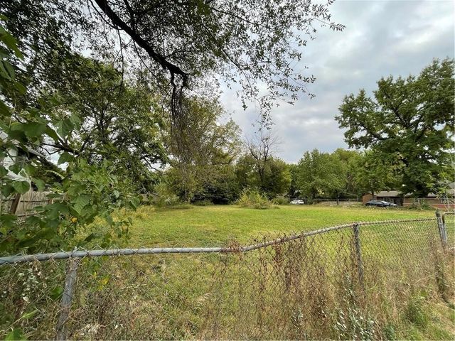 7039, 7041, 7043 College Avenue, Kansas City, MO 64132