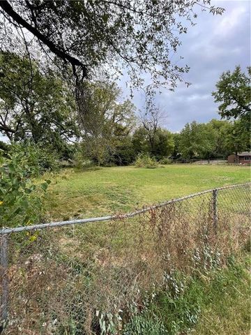 7039, 7041, 7043 College Avenue, Kansas City, MO 64132