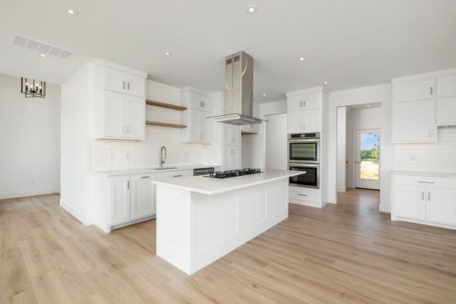 2807 S 14th Avenue, Ozark, MO 65721