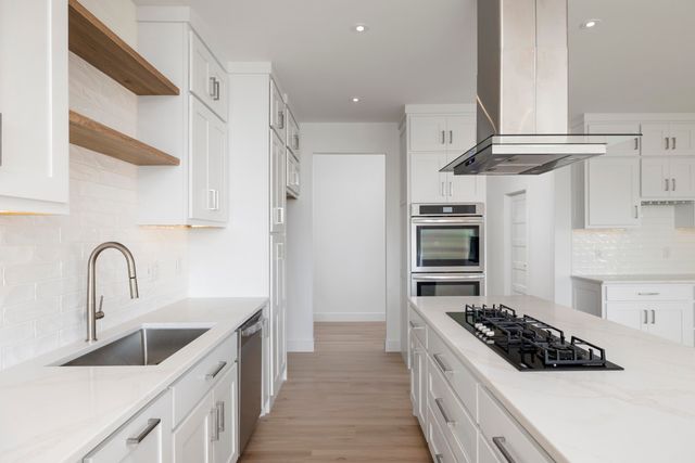 2807 S 14th Avenue, Ozark, MO 65721