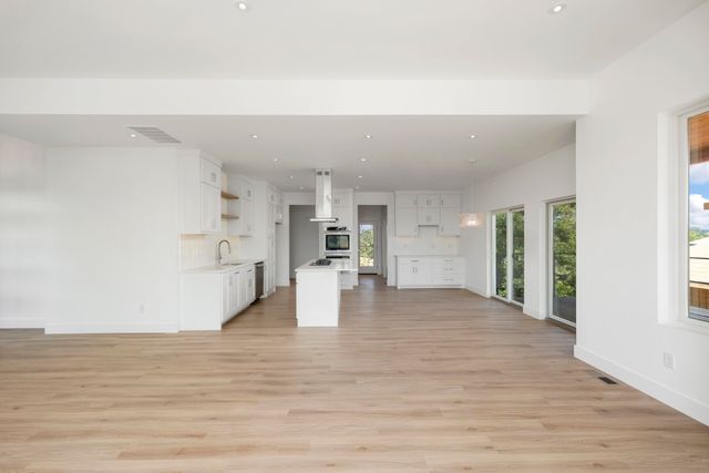 2807 S 14th Avenue, Ozark, MO 65721