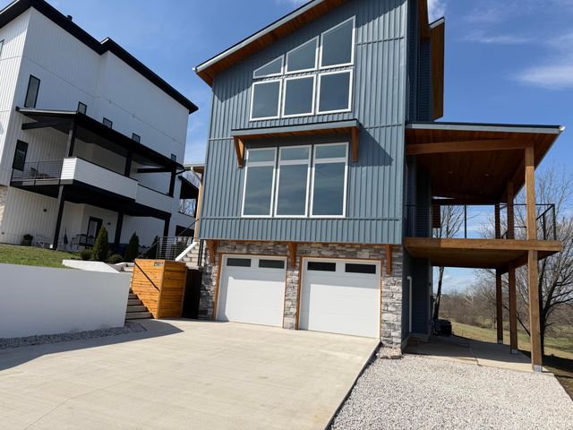 2807 S 14th Avenue, Ozark, MO 65721