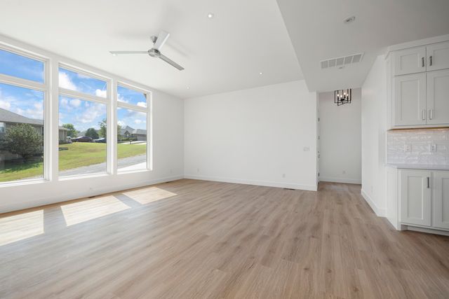 2807 S 14th Avenue, Ozark, MO 65721