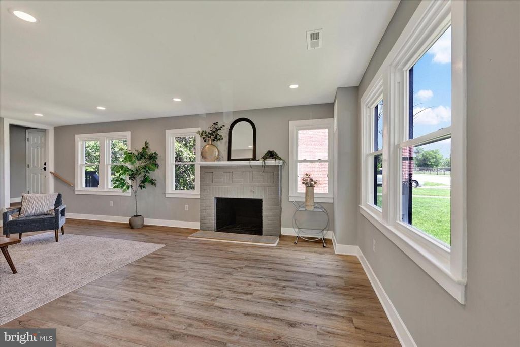 Image 3 of property listing at 732 S BEECHFIELD AVE, Baltimore, MD 21229