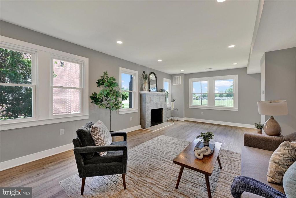 Image 5 of property listing at 732 S BEECHFIELD AVE, Baltimore, MD 21229