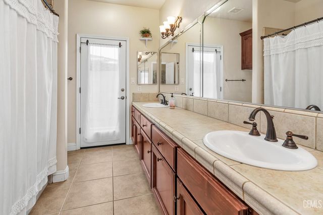 405 Copinsay Court, Bakersfield, CA 93312