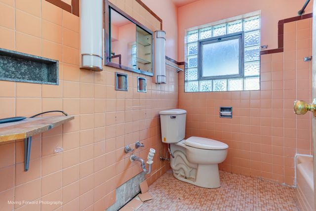 9040 S Oglesby Avenue, Chicago, IL 60617