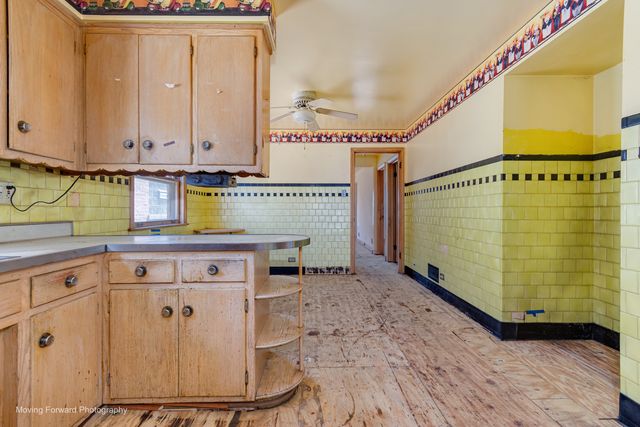 9040 S Oglesby Avenue, Chicago, IL 60617