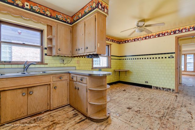 9040 S Oglesby Avenue, Chicago, IL 60617