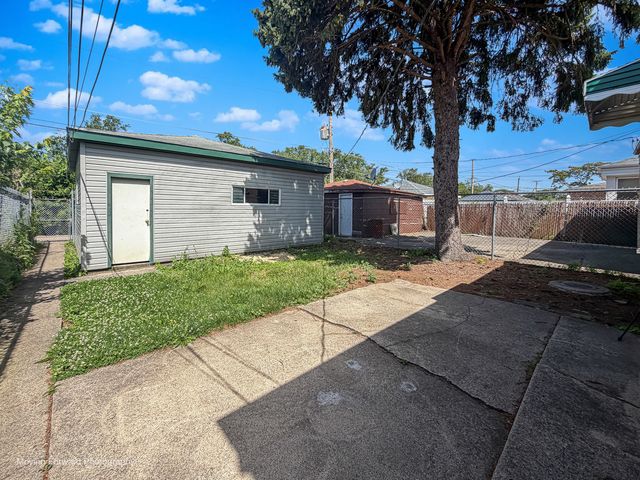 9040 S Oglesby Avenue, Chicago, IL 60617