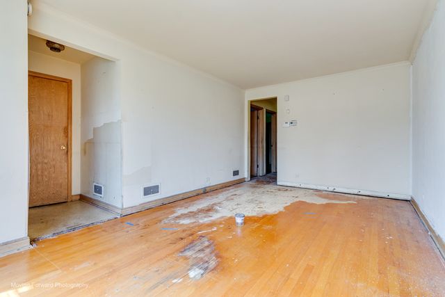 9040 S Oglesby Avenue, Chicago, IL 60617