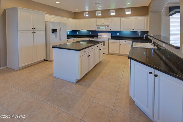1264 N Sun Catcher Way, Green Valley, AZ 85614