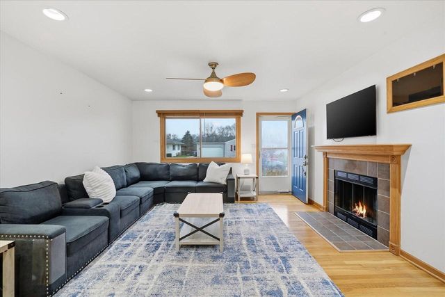 1974 Jan AVENUE, Waukesha, WI 53188
