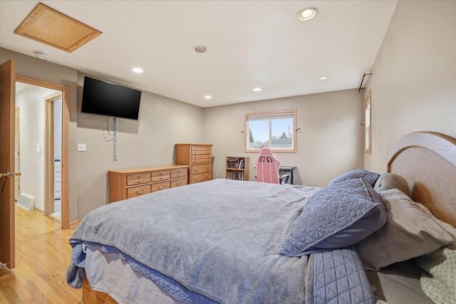 1974 Jan AVENUE, Waukesha, WI 53188