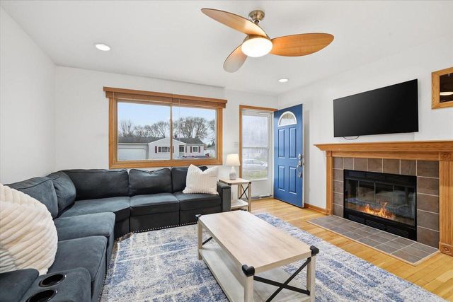 1974 Jan AVENUE, Waukesha, WI 53188