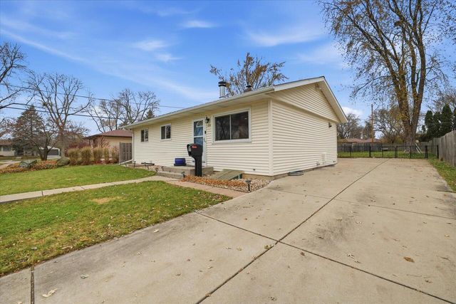 1974 Jan AVENUE, Waukesha, WI 53188
