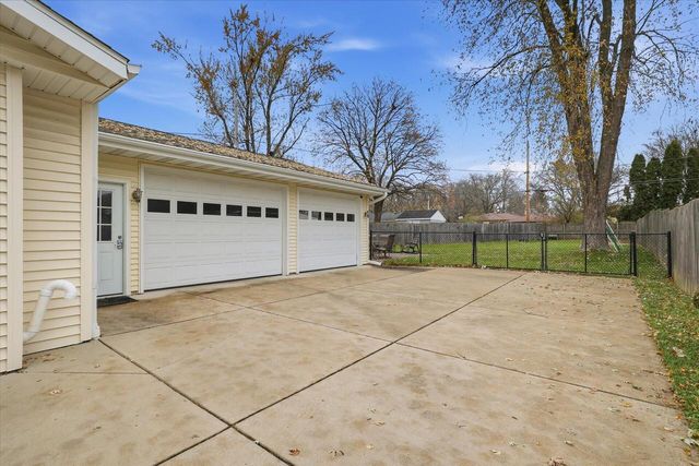 1974 Jan AVENUE, Waukesha, WI 53188